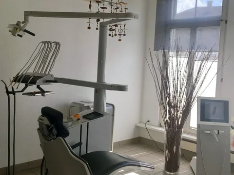 Modernes Behandlungszimmer mit Behandlungsstuhl und Fenster