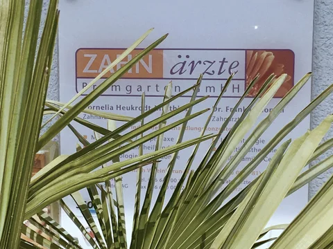 Praxisschild der Zahnärzte Bremgarten GmbH an der Bärenmattstrasse